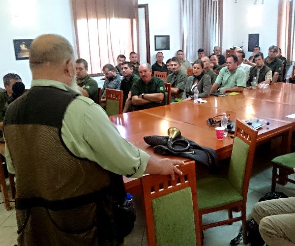 A főszereplők a kennelben maradtak