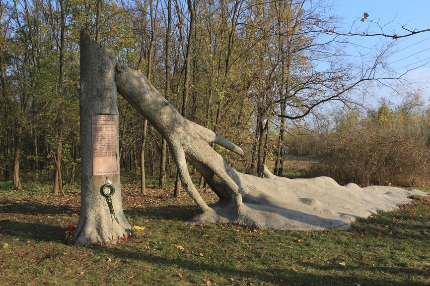 Tolvajok az Erdészeti Emlékhelynél