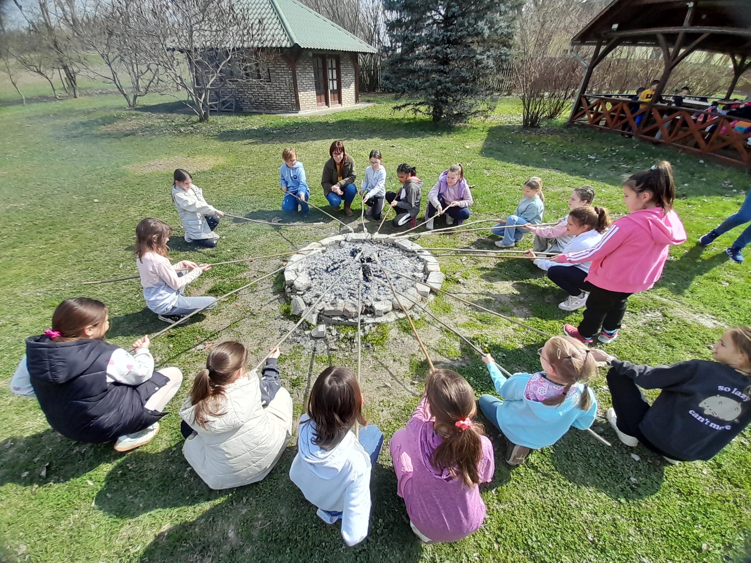 Erdei tankonyha_kalácssütés parázs felett